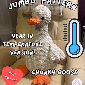 Pode incluir: Um ganso de crochê grande e grosso, feito à mão, em creme com bico e pés laranja. A imagem inclui o texto "Jumbo Pattern", "Year in Temperature Version!", "Chunky Goose" e "PDF Pattern!" em um coração.