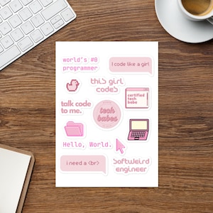 Op de afbeelding: Roze en witte stickers met verschillende zinnen en illustraties met een technologisch thema, waaronder "world's #0 programmer", "this girl codes", "talk code to me", "certified tech babe", "women tech babes", "Hello, World", "i need a <br>", en "softweird engineer".