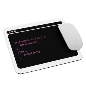 Op de afbeelding: Een zwarte muismat met een witte rand en een browservensterafbeelding. Het venster toont code in roze tekst die luidt: "if(stomach != null) { keepCoding(); } else { orderFood(); }"