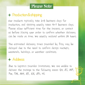 以下が含まれることがあります： 上部に「Please Note」というテキストが入った白い長方形のカード。カードには、生産、発送時間、配達制限に関する情報が含まれています。テキストは黒で、緑と黄色のアクセントが付いています。