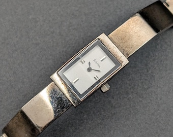 Reloj de pulsera Bulova vintage, reloj de vestir minimalista en tono plateado.