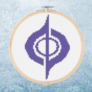 Puede incluir: Patrón de bordado morado sobre fondo blanco, con un símbolo estilizado con un círculo y dos líneas curvas.