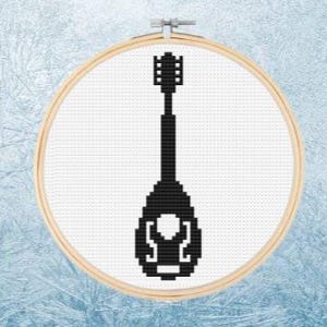 Puede incluir: Silueta en blanco y negro de una mandolina, un instrumento musical de cuerda, en un aro de bordado circular.