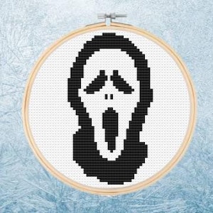 Könnte beinhalten: Schwarzweißes Kreuzstichmuster der Ghostface-Maske aus der Scream-Filmreihe. Die Maske ist ein weißes Gesicht mit einem schwarzen Schrei und Augen.