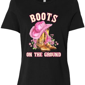 Stiefel auf dem Boden Pink Cowgirl Hut & Stiefel Graphic Tee - Western Rodeo Vibes