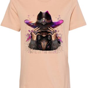 Stiefel auf dem Boden Cowgirl Graphic Tee - Western Glam T-Shirt