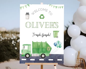 Puede incluir: ¡Bienvenido a la fiesta de la basura de Oliver! Ilustración acuarela verde y azul de un camión de basura con un símbolo de reciclaje en el lateral. El camión circula por una carretera azul con líneas blancas. Hay globos azules y verdes atados a la parte trasera del camión.