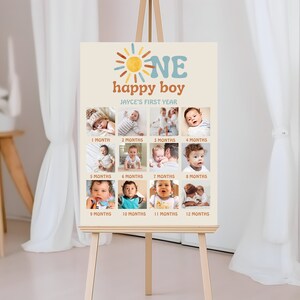 K&ouml;nnte beinhalten: Ein beiger Poster mit einer gelben Sonnengrafik und dem Text "One happy boy" in Blau und Orange. Das Poster zeigt ein Raster mit 12 Fotos eines kleinen Jungen in verschiedenen Altersstufen, von 1 Monat bis 12 Monate. Der Text "Jayce's First Year" ist unter der Sonnengrafik gedruckt.