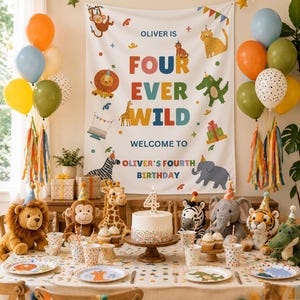 Peut inclure: Une bannière de fête d'anniversaire avec le texte OLIVER IS FOUR EVER WILD WELCOME TO OLIVER'S FOURTH BIRTHDAY et des illustrations colorées de singe, lion, girafe, zèbre, éléphant, tigre et crocodile, entourée de ballons décoratifs.