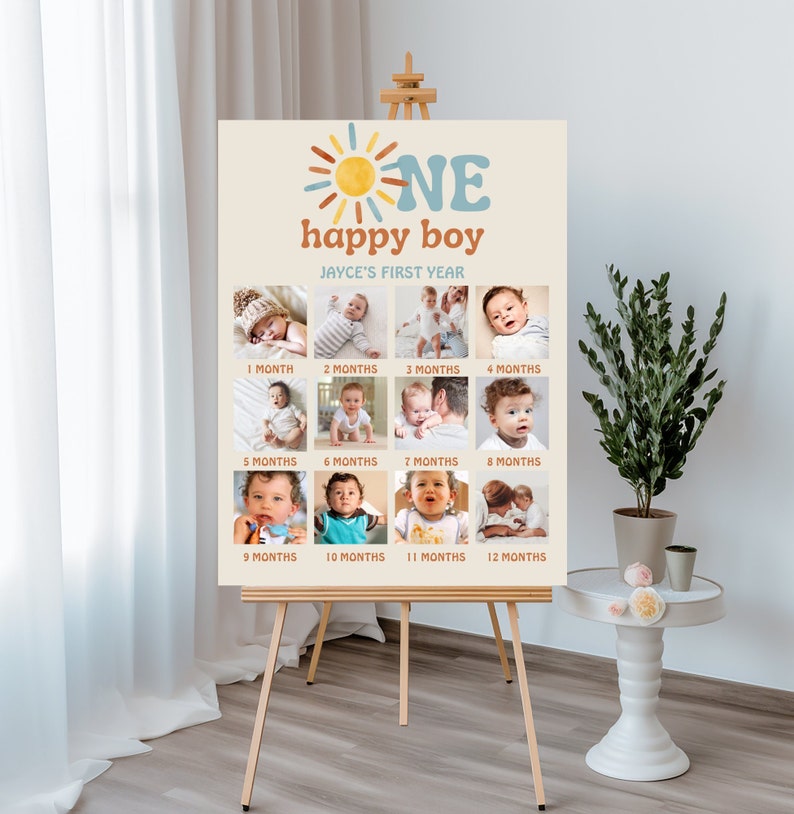 K&ouml;nnte beinhalten: Ein beiger Poster mit einer Sonnengrafik und dem Text "ONE happy boy" in Blau und Orange. Das Poster zeigt eine Collage aus 12 Fotos eines kleinen Jungen in verschiedenen Altersstufen, von 1 Monat bis 12 Monate.