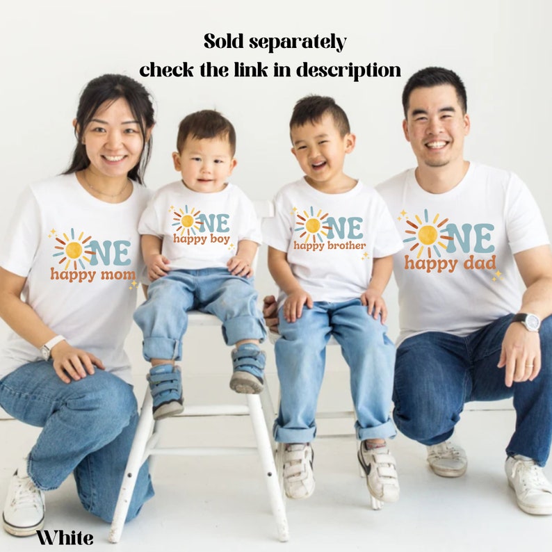 Puede incluir: Camisetas blancas a juego para la familia con un gr&aacute;fico de sol y la palabra "ONE". Las camisetas tienen las frases "happy mom", "happy boy", "happy brother" y "happy dad". Tambi&eacute;n se ve el texto "Sold separately check the link in description".