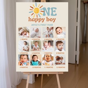 K&ouml;nnte beinhalten: Ein beiger Poster mit einer Sonnengrafik und dem Text "One happy boy" und "Jayce's First Year". Das Poster zeigt eine Collage aus zw&ouml;lf Fotos eines kleinen Jungen in verschiedenen Altersstufen, von einem Monat bis zu zw&ouml;lf Monaten.