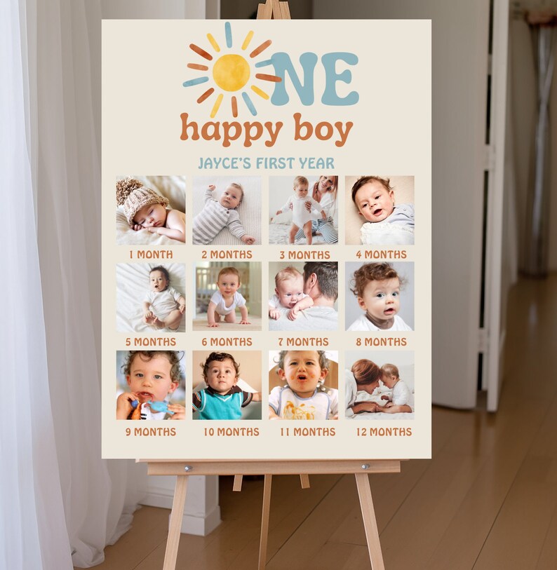 K&ouml;nnte beinhalten: Ein beiger Poster mit einer Sonnengrafik und dem Text "One happy boy" und "Jayce's First Year". Das Poster zeigt eine Collage aus zw&ouml;lf Fotos eines kleinen Jungen in verschiedenen Altersstufen, von einem Monat bis zu zw&ouml;lf Monaten.