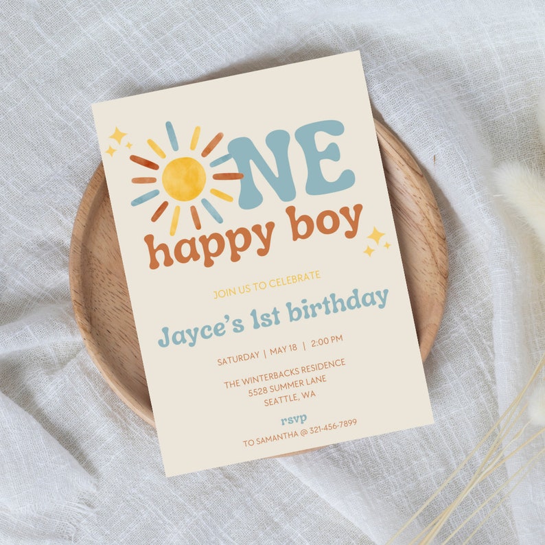 Puede incluir: Una invitaci&oacute;n de cumplea&ntilde;os color crema con un gr&aacute;fico de sol retro y las palabras "ONE happy boy". La invitaci&oacute;n incluye detalles para el primer cumplea&ntilde;os de Jayce, incluyendo la fecha, hora y lugar.