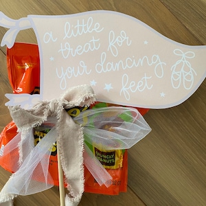 Een kleine traktatie voor je dansende voeten Danswimpel, vlag danser cadeau, dans onderdanen aanwezig, kleine danser, bord danswedstrijd