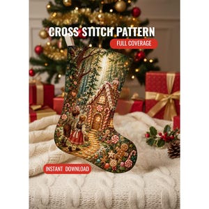 Op de afbeelding: Een kerstkous met een gedetailleerd kruissteekpatroon van een peperkoekhuisje in een bos met twee kinderen. De tekst CROSS STITCH PATTERN, FULL COVERAGE en INSTANT DOWNLOAD staat in witte en rode kaders op de afbeelding gedrukt.