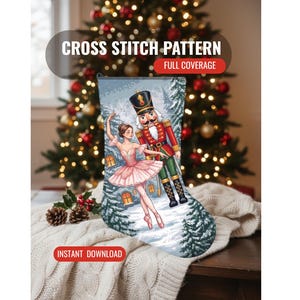 Könnte beinhalten: Ein Weihnachtsstrumpf mit Kreuzstichmuster, das eine Ballerina und einen Nussknacker in einer verschneiten Szene zeigt. Der Strumpf trägt den Text "CROSS STITCH PATTERN" und "FULL COVERAGE". Die Worte "INSTANT DOWNLOAD" sind ebenfalls sichtbar.