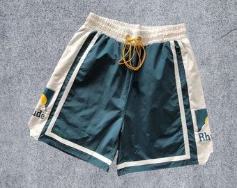 Short de sport décontracté réfléchissant Rhude : d'inspiration américaine, coupe ample, style basket-ball, prêt pour la plage