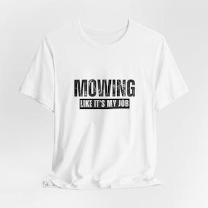 Op de afbeelding: Wit T-shirt met zwarte tekst die "MOWING LIKE IT'S MY JOB" luidt.