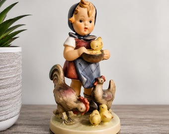 Figura vintage de Goebel Hummel “Hora de comer” n.° 199/1 – Niña con gallinas de porcelana de Alemania Occidental