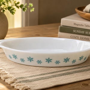 Fuente para hornear Pyrex vintage con tapa y diseño de copo de nieve