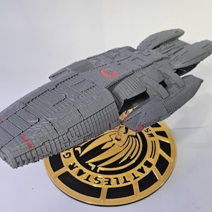 Kultiges 15,5-Zoll-Battlestar Galactica-Modell mit individuellem BSG-Stand -Perfekt für Sci-Fi-Sammler und Fans der Classic-Serie