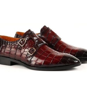 Handgemachte weinrote Farbe echtes Alligator texturiertes Kalbsleder Stilvolle Doppel Monk Strap Kleidschuhe mit schöner Holzkiste