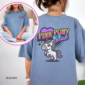 Pink Pony Club Festival Shirt Chappell Konzertkleidung Regenbogen Pony T-Shirt LGBT Q Pride Retro T-Shirt Gender inclusive Alt Pop Style Y2K Ästhetik