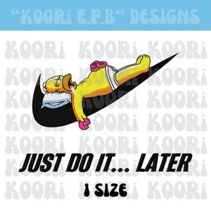 Puede incluir: Un diseño humorístico que presenta un personaje de dibujos animados amarillo que se asemeja a Homer Simpson, acostado sobre un logotipo de Nike negro. El personaje lleva un pañal y sostiene una rosquilla. El texto dice "JUST DO IT... LATER" y "1 SIZE".