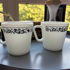 Juego de 2 tazas de café Pyrex Old Town Blue Onion de estilo vintage - Tazas de té de vidrio opalino azul y blanco Corelle #1410 - Decoración de cocina estilo cottagecore de los años 70