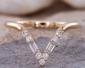 Alianza de boda de moissanita en forma de V de 0,27 ct con diamante de corte hexagonal alternativo y anillo apilable de oro Chevron