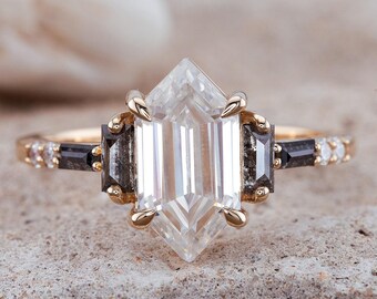Anillo de compromiso de moissanita hexagonal con baguettes de diamantes sal y pimienta / Anillo de oro personalizado / Anillo moderno único