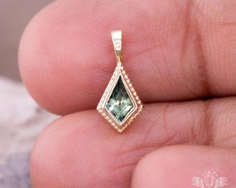 Colgante de zafiro verde natural en oro amarillo de 10 quilates con forma de diamante.