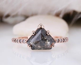 Anillo geométrico de diamantes con sal y pimienta: joyería de compromiso hecha a mano en oro de 14 quilates