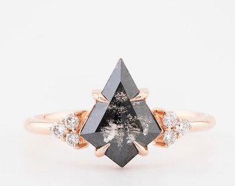 Anillo de diamantes talla cometa sal y pimienta hecho a mano: Anillo de compromiso Art Déco