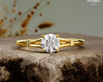 Anillo de compromiso de moissanita redonda de 5 mm: cuerpo dividido, oro amarillo de 14 k
