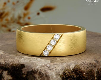 Alianza de oro para hombre: anillo ancho con acabado satinado y diamantes