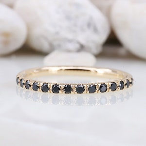 Anillo de eternidad de diamantes negros en oro de 14 k: delicado anillo apilable