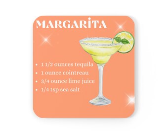 Può includere: Un sottobicchiere illustrato rosa e bianco con il testo "MARGARITA" e una ricetta per una margarita. La ricetta include 1 1/2 once di tequila, 1 once di cointreau, 3/4 once di succo di lime e 1/4 cucchiaino di sale marino. Il sottobicchiere presenta un'illustrazione ad acquerello di un bicchiere di margarita con una fetta di lime.