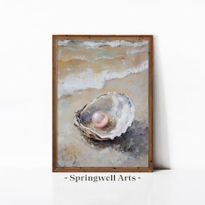 Può includere: Dipinto a olio in cornice di legno raffigurante una perla all'interno di una conchiglia su una spiaggia sabbiosa. L'opera d'arte presenta una morbida tavolozza di beige, bianco e rosa. Il testo "- Springwell Arts -" è in basso.