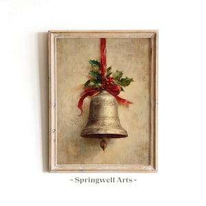 Könnte beinhalten: Ein gerahmtes Ölgemälde, das eine silberne Glocke an einem roten Band zeigt, verziert mit grünen Stechpalmenblättern und roten Beeren vor einem strukturierten beigen Hintergrund. Der Text Springwell Arts steht unten auf dem Rahmen.