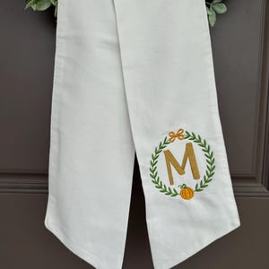 Kürbis-Monogramm Anfangskranz Schärpe Krawatte | Herbst Halloween Thanksgiving | Herbst Wohn Dekor | Benutzerdefinierte personalisierte Geschenk | Kürbis Blumenrahmen
