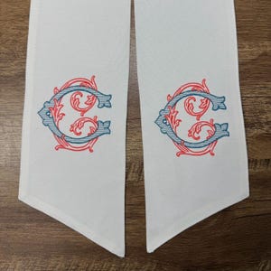 Zweiseitiger Vintage Vine Monogramm Kranz Schärpe | Personalisierte Initiale | Hochzeitsgeschenk | Gestickte Tür-Schärpe | Korb Bogen | Französische Doppeltür