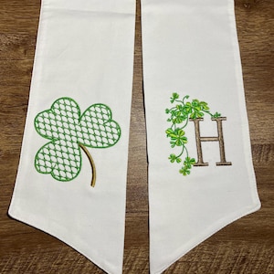 Faixa de guirlanda com letra inicial de trevo do dia de São Patrício | Laço de trevo bordado | Decoração da sorte | Presente de monograma | Sotaque irlandês para casa | Março