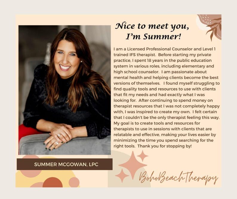 Pu&ograve; includere: Una donna con i capelli castani e un sorriso caldo &egrave; seduta su una sedia. Indossa una camicetta nera e una gonna rossa. Il testo "Nice to meet you, I'm Summer!" &egrave; in alto nell'immagine. Il testo "SUMMER MCGOWAN, LPC" &egrave; in basso nell'immagine. Il testo "Boho Beach Therapy" &egrave; in basso a destra nell'immagine.