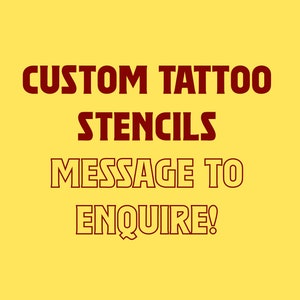 Könnte beinhalten: Ein gelber Hintergrund mit den Worten "CUSTOM TATTOO STENCILS" in dunkelroter, fetter Schrift. Darunter steht in einer dünneren, umrandeten Schrift "MESSAGE TO ENQUIRE!"