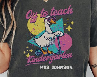 Camiseta personalizada para maestra de jardín de infantes, camiseta de manga larga Comfort Colors, regalo divertido para maestras (26364)