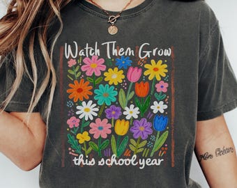Camiseta Floral Teacher Comfort Colors, Camiseta de manga larga personalizada Watch the Grow para profesores, Regalo de regreso a clases (26346)