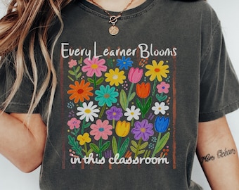 Camiseta Floral de Educación Especial con Colores Cómodos, Camiseta Personalizada para Profesores de Manga Larga con el Lejano Origen "Cada Aprendiz Florece", Regalo de Regreso a Clases para Educación Especial (26345)