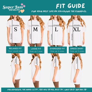 K&ouml;nnte beinhalten: Eine Gr&ouml;&szlig;entabelle f&uuml;r T-Shirts mit vier verschiedenen Passformen: Relaxed, Loose, Oversized und Dress Shirt. Die Tabelle zeigt ein Model, das jede Passform tr&auml;gt, und enth&auml;lt die Ma&szlig;e f&uuml;r jede Gr&ouml;&szlig;e in Zoll. Der Text "Super Jam Designs" befindet sich oben in der Tabelle.